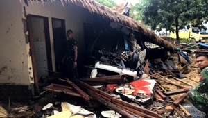 Na vlastnej koži: Dobrovoľníci s palicami hľadajú ďalšie mŕtve telá