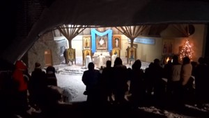 Polnočná omša, na ktorej vymrznete, ale srdce sa vám roztopí. Veriaci kráčali na pútnickú horu Zvir