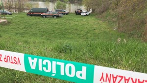 VIDEO: Polícia a potápači zasahujú v Kolárove. Prehľadávajú okolie rieky