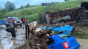 Po burkách na východe Slovenska museli odčerpávať vodu. V Rokycanoch vyhlásili mimoriadnu situáciu
