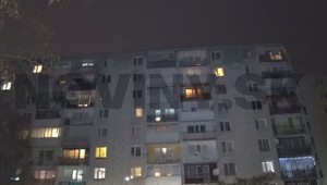 Chlapec vyskočil zo 7. poschodia paneláka. Podľa slov matky si chcel siahnuť na život