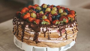 Nie každý recept od celebrity sa oplatí doma vyskúšať: Palacinková torta od Katky Jakeš stojí za to!