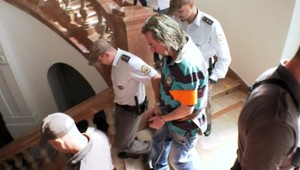 Bývalého elitného policajta a autora detektívok prepustili z väzby na kauciu