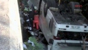 Autobus sa zrútil do rieky, najmenej 16 mŕtvych!