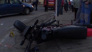 Motorka narazila do odbočujúceho fiatu