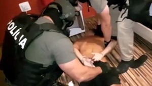 VIDEO: Polícia zadržala troch lupičov, ktorí prepadli poštové auto a čerpaciu stanicu