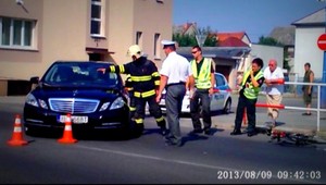 Cyklistka (35) skončila pod autom, to museli nadvihnúť desiati muži