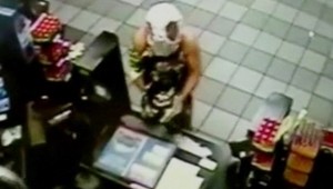 Originálny zlodej! Miesto kukly si natiahol vzorkované nohavičky