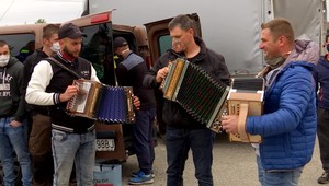 VIDEO: Partia lesných robotníkov z Detvy sa lúčila so štátnou karanténou. Spievalo 52 negatívnych hrdiel