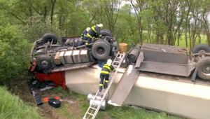Hypermarket pri ceste. Jeden kamión vykotil jablká, druhý mäso