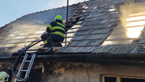 Požiar pohltili prístavbu rodinného domu. Spôsobil ho psychicky chorý muž?