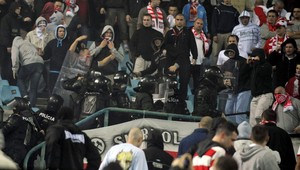 Futbaloví chuligáni dosekali fanúšika konkurenčného tímu mačetou