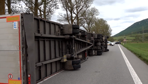 Slovenskom sa dnes prehnal silný vietor. Nielenže lámal stromy, no z cesty doslova sfúkol niekoľko tonový kamión