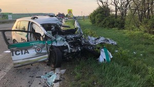 Pri zrážke policajného auta s autobusom zahynul jeden z policajtov