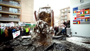 Farmári vysypali v centre Bratislavy vlečku hnoja