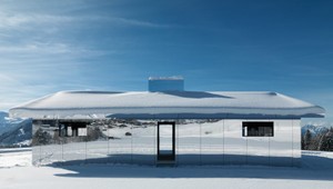 Dokonalá kamufláž: Zrkadlový dom sa ukrýva vo švajčiarskych Alpách