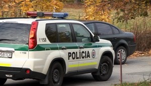 Muža (42) dobili rýľom a kameňmi. Ukradli 1 000 eur a auto