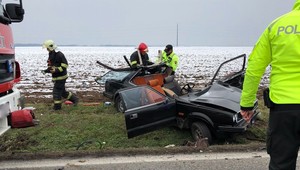 Čelná zrážka pri Pezinku, na mieste zasahuje vrtuľník