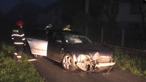 Mladík si po pár pohárikoch sadol za volant, jazdu dedinou nezvládol. Zranil viacerých ľudí