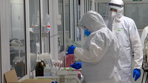 Polícia doručuje lekárom povolávacie rozkazy, doplatiť na to môžu práve pacienti