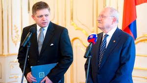 Za jednu zdravotnú poisťovňu je aj prezident. Ficov plán podporuje