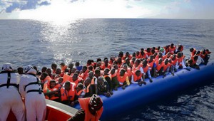 Dánsky poslanec radil, aby sa na lode s migrantmi strieľalo