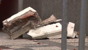 Na električkovej zastávke v centre Prahy zomrel muž, na ktorého spadol kus rímsy