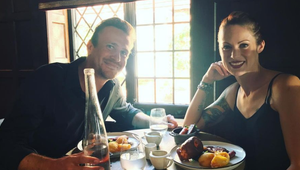 Rozchod po 8 rokoch! Všetci čakali svadbu, no obľúbený herec a fotografka oznámili koniec vzťahu!