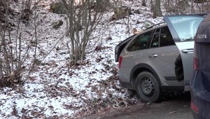 Auto zrejme po šmyku narazilo do 16-ročného chodca a pritlačilo ho o svah