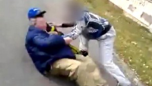 AUTENTICKÉ ZÁBERY: Útok partie na starčeka! Bil sa údajne René (17)