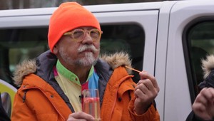 Umelec Dano sa v Bez servítky poriadne ODVIAŽE: Budú padať NADÁVKY aj narážky na Paulínine PRSIA!