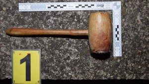 S tĺčikom na mäso zaútočil na spiaceho muža, čelí obvineniu z pokusu vraždy