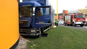 Kamión vpálil do budovy autoservisu