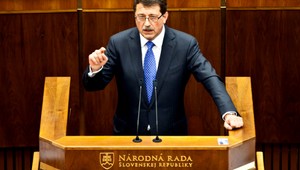 Štefanec začal čítať mená z petície, Paška ho zastavil