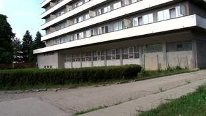 Na internátnej škole v Trenčíne vyskočila z okna 16-ročná študentka. Bojuje o život