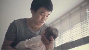 Ako otec utíši plačúce dieťa: Lásku nič nenahradí...