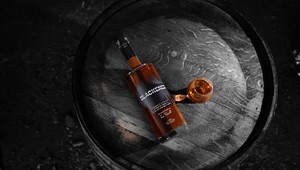 Skupina Metallica prichádza na trh s whiskey zrejúcou pri metalovej hudbe