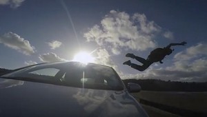 VIDEO: Šialenec vyskočil za jazdy z auta