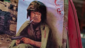 Prímerie v Líbyi? K Bengází postupujú Kaddáfího sily