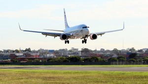 Boeing musel núdzovo pristáť, začal sa rozpadať