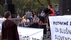 Učiteľka vystúpila na zhromaždení Za slušné Slovensko. Na druhý deň šla na koberček k riaditeľovi