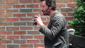 TAKTO sa robí v Matrixe, Neo? Keanu pobavil fanúšikov prevozom vianočného stromčeku!