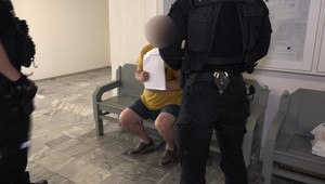 Syn mal škrtiť vlastnú 70-ročnú matku. Po brutálnom útoku tvrdí, že si nič nepamätá