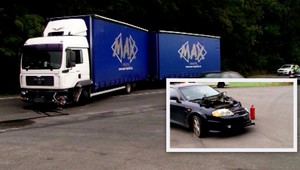 Zrážka auta s kamiónom. Zranil sa trojročný chlapec