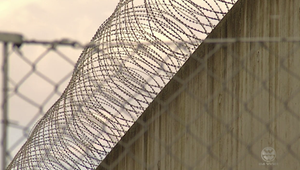 Väzeň v pojednávacej miestnosti napadol strážnika