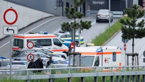 Streľba v závode Mercedesu: Hlásia jednu obeť