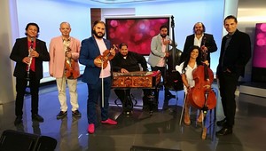 VIDEO: Takto to vyzerá, keď Cigánski diabli zahrajú naživo vo vysielaní správ