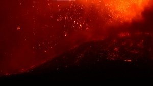 Etna opäť zúri. Jej hnev vplýva na prevádzku blízkeho letiska
