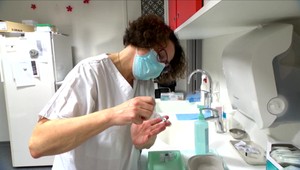 EÚ plánuje nakúpiť milióny vakcín druhej generácie, ktoré sú určené na boj proti novým mutáciám koronavírusu