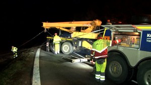 Kamionista skončil po kolízii s nákladom v priekope. Namerali mu viac ako dve promile